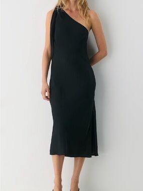 Aritzia Champagne Satin Dress
Ten , One-Shoulder Black Midi Slip Dress